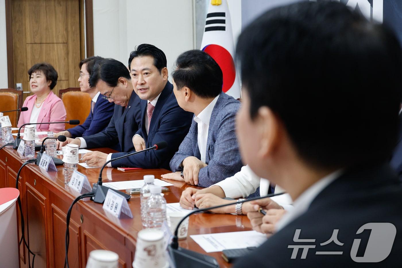 본문 이미지 - 안철수 국민의힘 의원이 28일 오전 서울 여의도 국회에서 열린 중진의원 회의에 참석하고 있다. 오른쪽부터 안철수, 김기현 의원, 장동혁 대표, 송언석 원내대표, 조경태, 조배숙 의원. 2025.8.28 ⓒ 뉴스1 안은나 기자