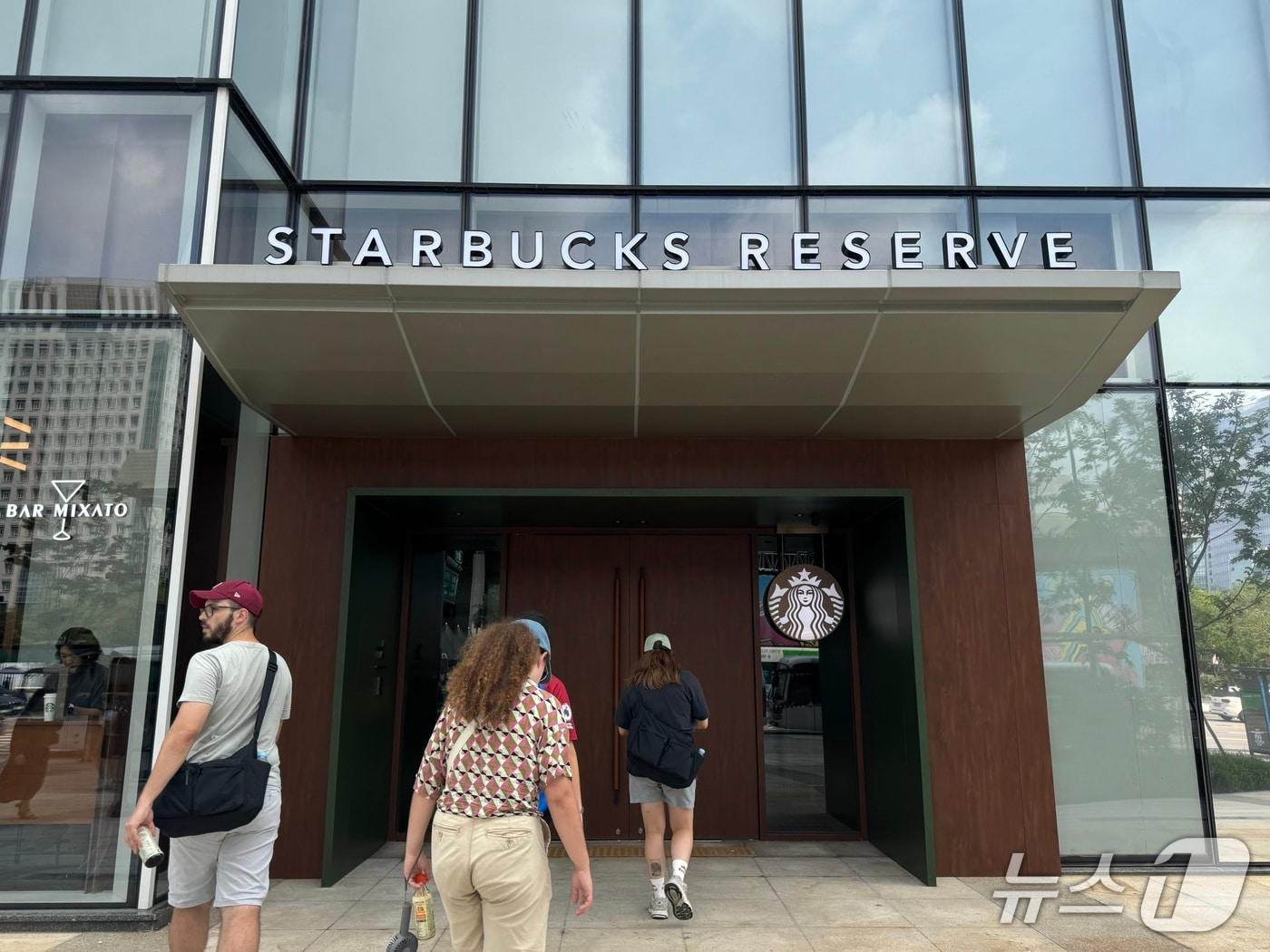 본문 이미지 - 스타벅스가 28일 오전 운영을 시작한 리저브 전용 매장 ‘리저브광화문’에 외국인 관광객들이 들어가고 있다./뉴스1 ⓒ News1 이강 기자