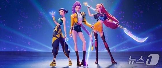 본문 이미지 - 케이팝 데몬 헌터스의 등장인물인 미라&#40;오른쪽&#41;가 대성동고분군에서 출토된 가야곡도를 모티브로 한 무기를 들고 있다. 케데헌 스틸.&#40;넷플릭스 제공. 재판매 및 DB금지&#41;