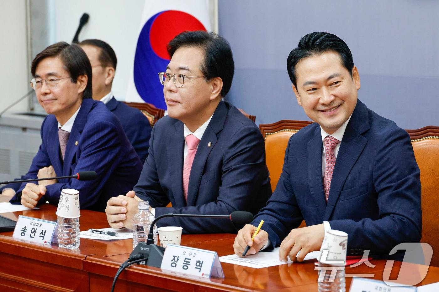 지난 8월 28일 장동혁 국민의힘 대표와 송언석 원내대표가 서울 여의도 국회에서 조경태 의원&#40;오른쪽부터&#41; 등 중진의원들과 회의를 하고 있다.  2025.8.28/뉴스1 ⓒ News1 안은나 기자