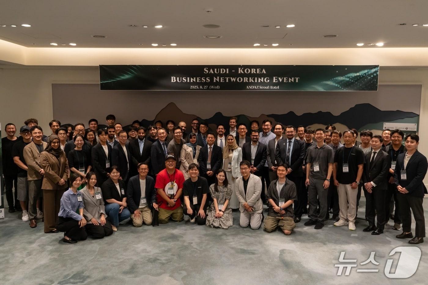 8월 27일&#40;수&#41; 안다즈 서울 강남 호텔에서 &#39;2025 중소벤처기업 중동 진출 지원 사업&#39; 참가 기업과 관계자가 함께 기념촬영을 하고 있다.&#40;벤처기업협회 제공&#41;