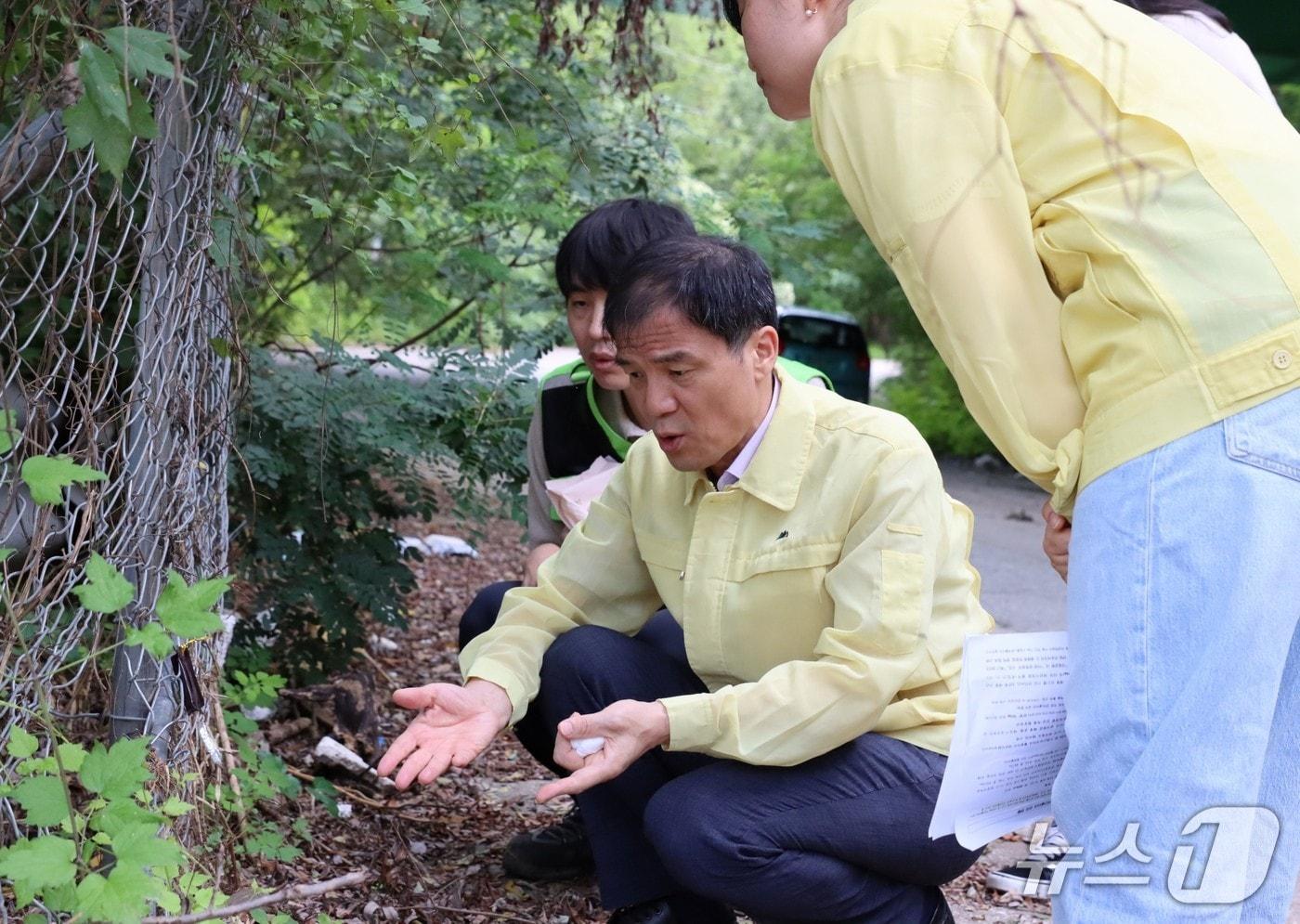 홍동곤 한강청장&#40;가운데&#41;이 28일 수해로 훼손된 경기 가평군 청평면 일대의 아프리카돼지열병&#40;ASF&#41; 차단 울타리를 점검하고 있다.&#40;한강청 제공&#41;