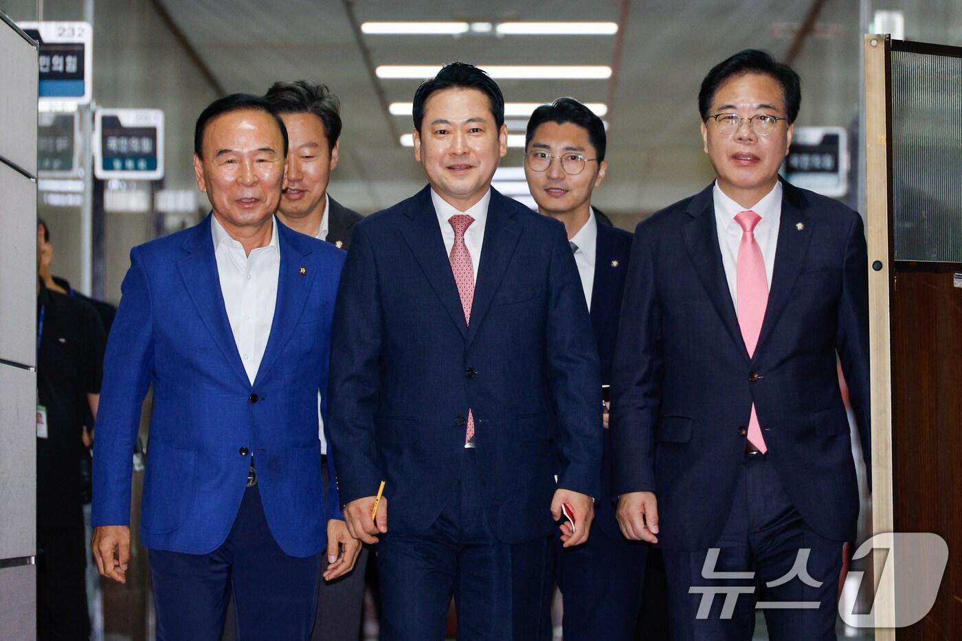 장동혁 국민의힘 대표와 송언석 원내대표가 28일 오전 서울 여의도 국회에서 중진의원들과 회의를 하기 위해 회의실로 입장하고 있다. 앞줄 왼쪽부터 박덕흠 의원, 장 대표, 송 원내대표. 2025.8.28/뉴스1 ⓒ News1 안은나 기자
