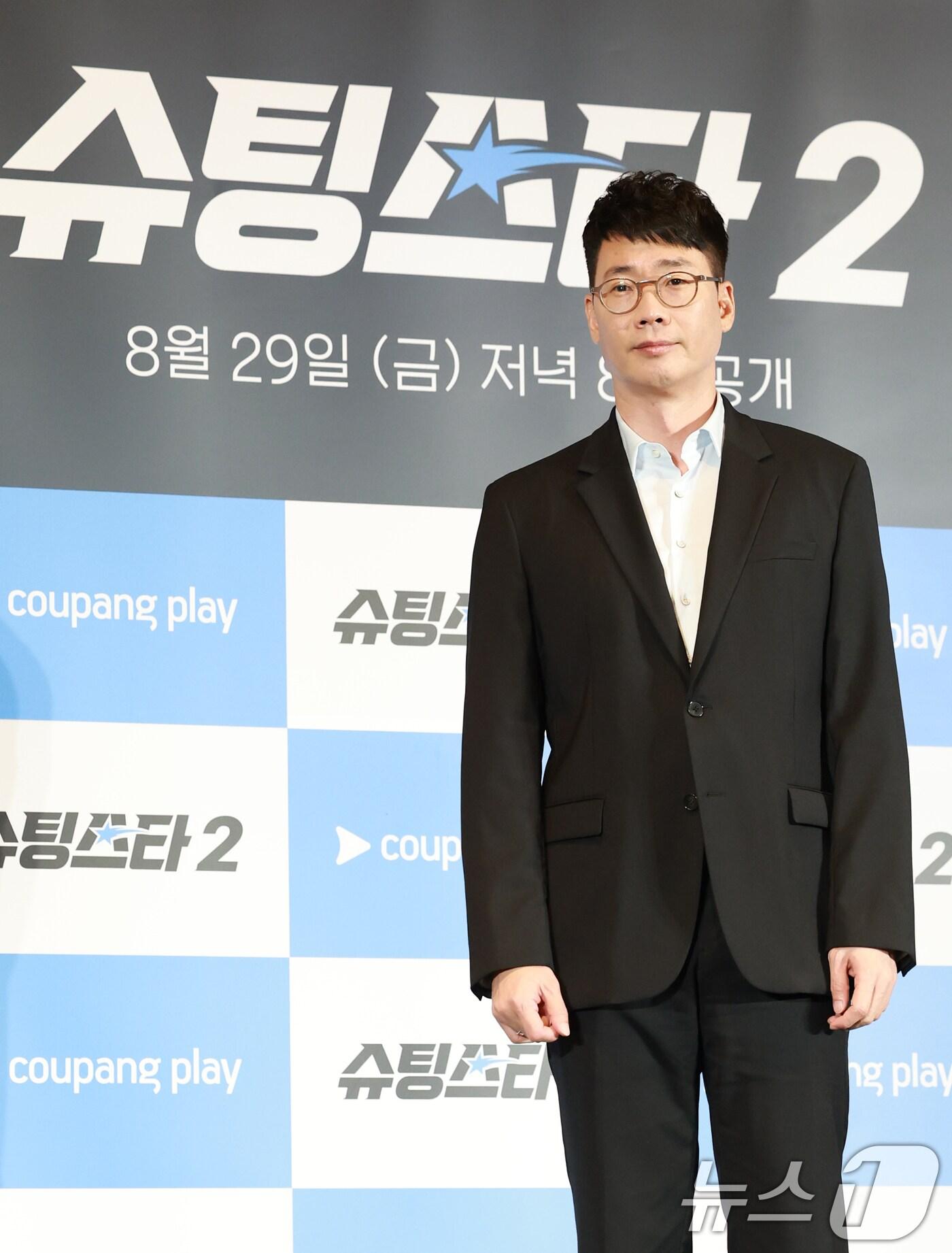 본문 이미지 - 조효진 PD가 28일 오전 서울 구로구 더링크호텔에서 열린 쿠팡플레이 예능 '슈팅스타2' 제작발표회에 참석해 포즈를 취하고 있다. ‘슈팅스타2'는 은퇴 후 제대로 진짜 축구를 즐길 줄 알게 된 레전드 스타 플레이어들이 K3리그에 도전하는 성장 축구 예능이다. 2025.8.28/뉴스1 ⓒ News1 권현진 기자