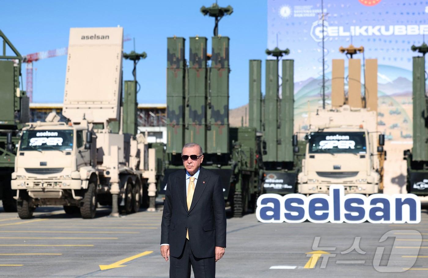27일(현지시간) 레제프 타이이프 에르도안 튀르키예 대통령이 앙카라의 아셀산 골바시 캠퍼스에서 열린 행사에 참석해 기념촬영을 하고 있다. 그 뒤로 히사르 중거리 지대공 방공미사일 발사대가 보인다.(튀르키예 대통령실 제공) 2025.08.27 ⓒ 로이터=뉴스1 ⓒ News1 김지완 기자