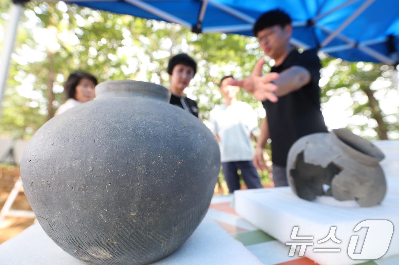28일 경기 용인시 기흥구 보라산 백제고분군 긴급발굴조사 현장에서 시민들이 발굴 현장과 출토 유물을 살펴보고 있다. 용인 보라산 백제고분군은 백제 전기 한성기에 조성된 무덤으로 2021년 단독주택을 건설하는 과정에서 발견됐다. 이후 시는 (재)한국문화유산연구원과 정밀 지표조사를 진행해 총 32기의 고분을 확인했다. 이 가운데 2기가 훼손 위기에 놓인 것을 확인하고 지난 7월부터 긴급 발굴조사에 착수했다. 시는 출토 유물의 성격으로 보아 이번 고분군이 4세기 이후 조성된 것으로 추정된다고 설명했다. 2025.8.28/뉴스1 ⓒ News1 김영운 기자