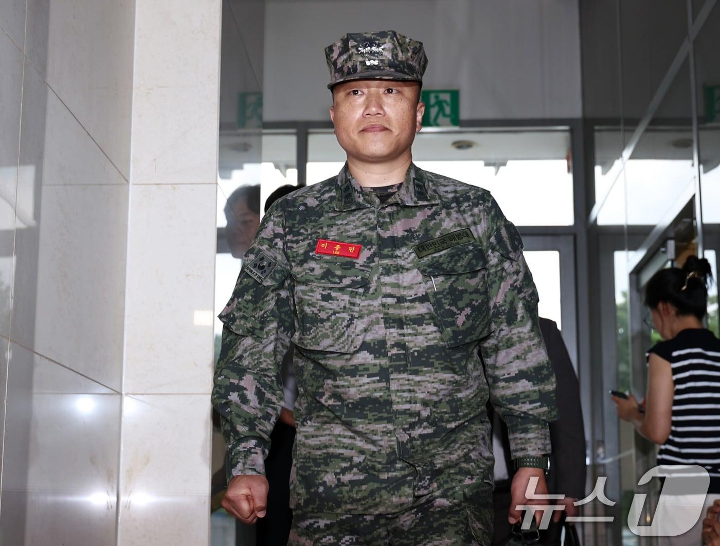 본문 이미지 - 순직 해병의 직속상관인 이용민 전 해병대1사단 포병여단 포7대대장(중령)이 28일 오후 서울 서초구 '순직 해병 특검'(이명현 특별검사) 사무실에서 업무상 과실치사 혐의로 조사받기 위해 출석하고 있다. 2025.8.28/뉴스1 ⓒ News1 구윤성 기자