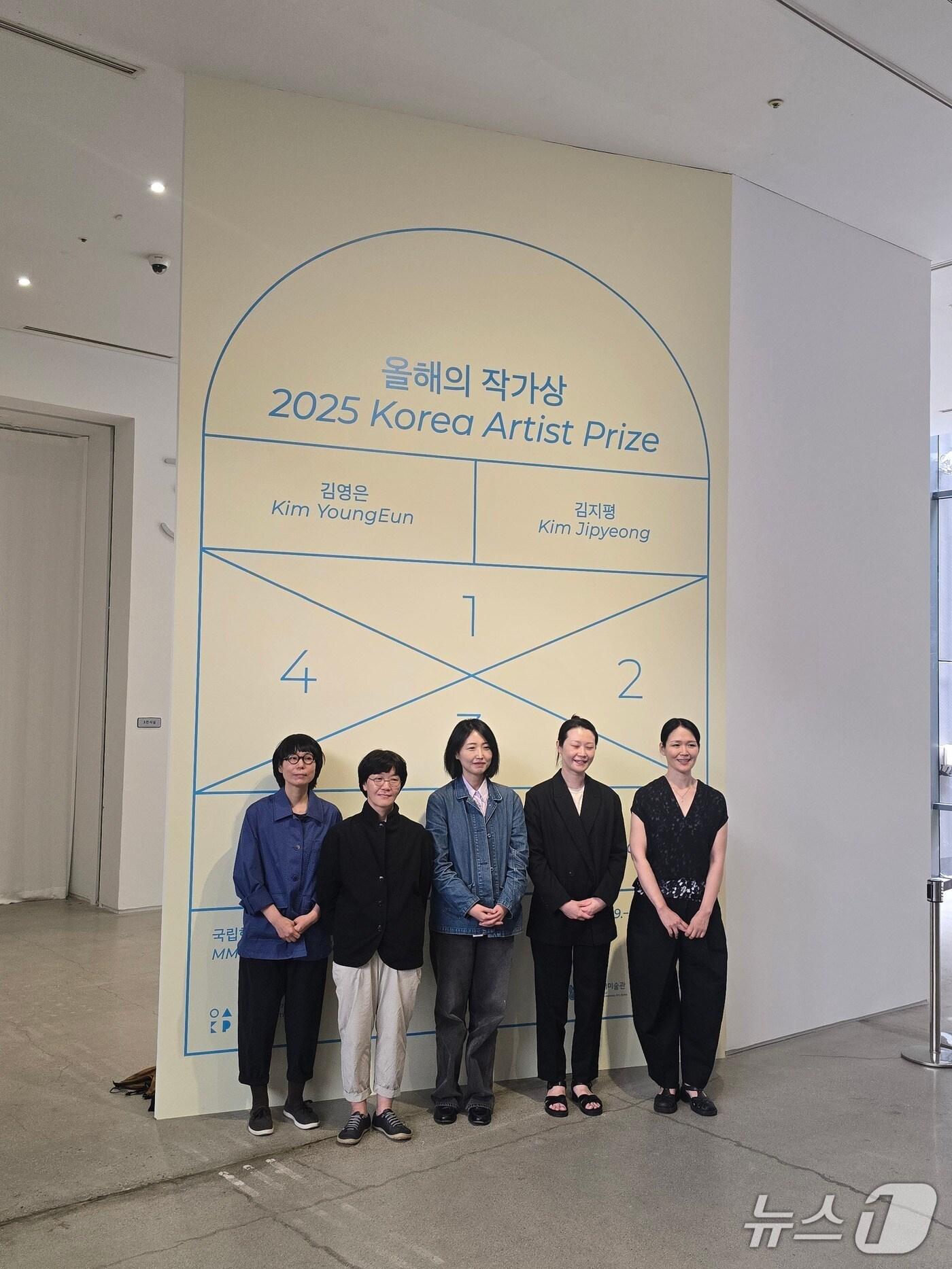 본문 이미지 - '올해의 작가상 2025' 후원 작가. 왼쪽부터 언메이크랩(최빛나, 송수연), 임영주, 김영은, 김지평. ⓒ 뉴스1 김정한 기자