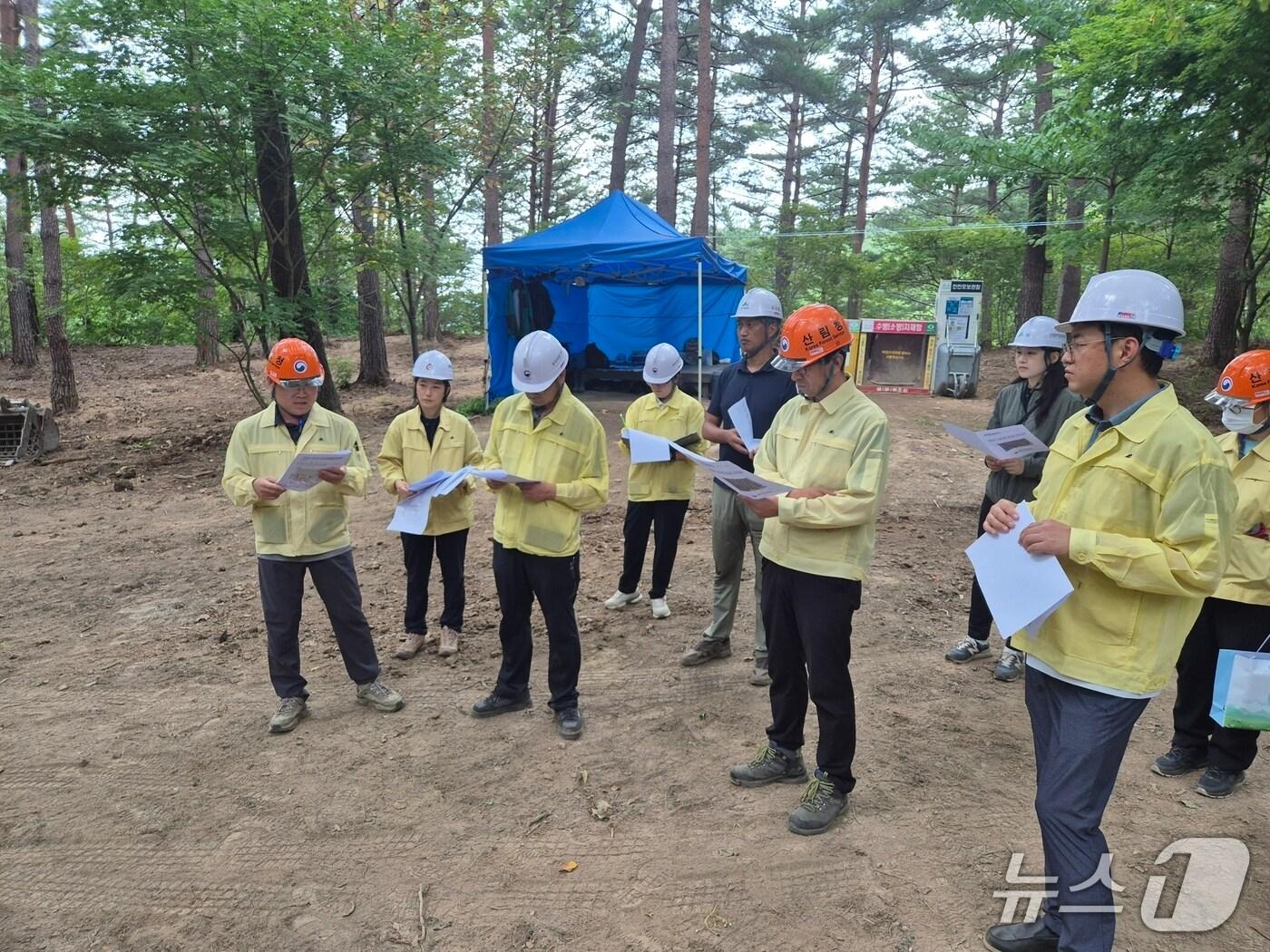 본문 이미지 - 동부산림청 도시숲 조성사업 산림사업장 안전점검.(동부산림청 제공, 재판매 및 DB 금지) 2025.8.28/뉴스1