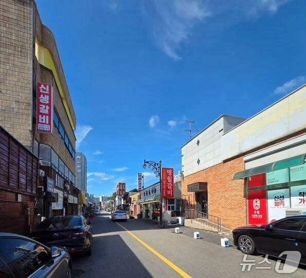 본문 이미지 - 군산시 골목형 상점가로 지정된 맛의거리 맛리단길&#40;월명동 구영7길 일원&#41;.&#40;군산시 제공. 재판매 및 DB금지&#41;