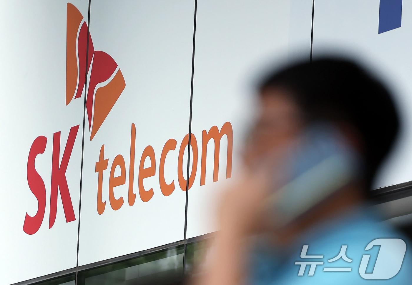 서울 도심의 SK텔레콤 대리점 앞에서 한 시민이 전화 통화를 하고 있다. 2025.8.28/뉴스1 ⓒ News1 박정호 기자