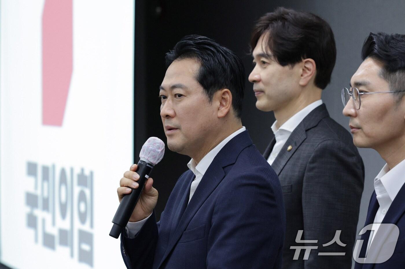 장동혁 국민의힘 대표가 28일 오후 인천 인천국제공항공사 인재개발원에서 열린 국민의힘 연찬회에 앞서 현안 관련 기자간담회를 하고 있다. 2025.8.28/뉴스1 ⓒ News1 신웅수 기자