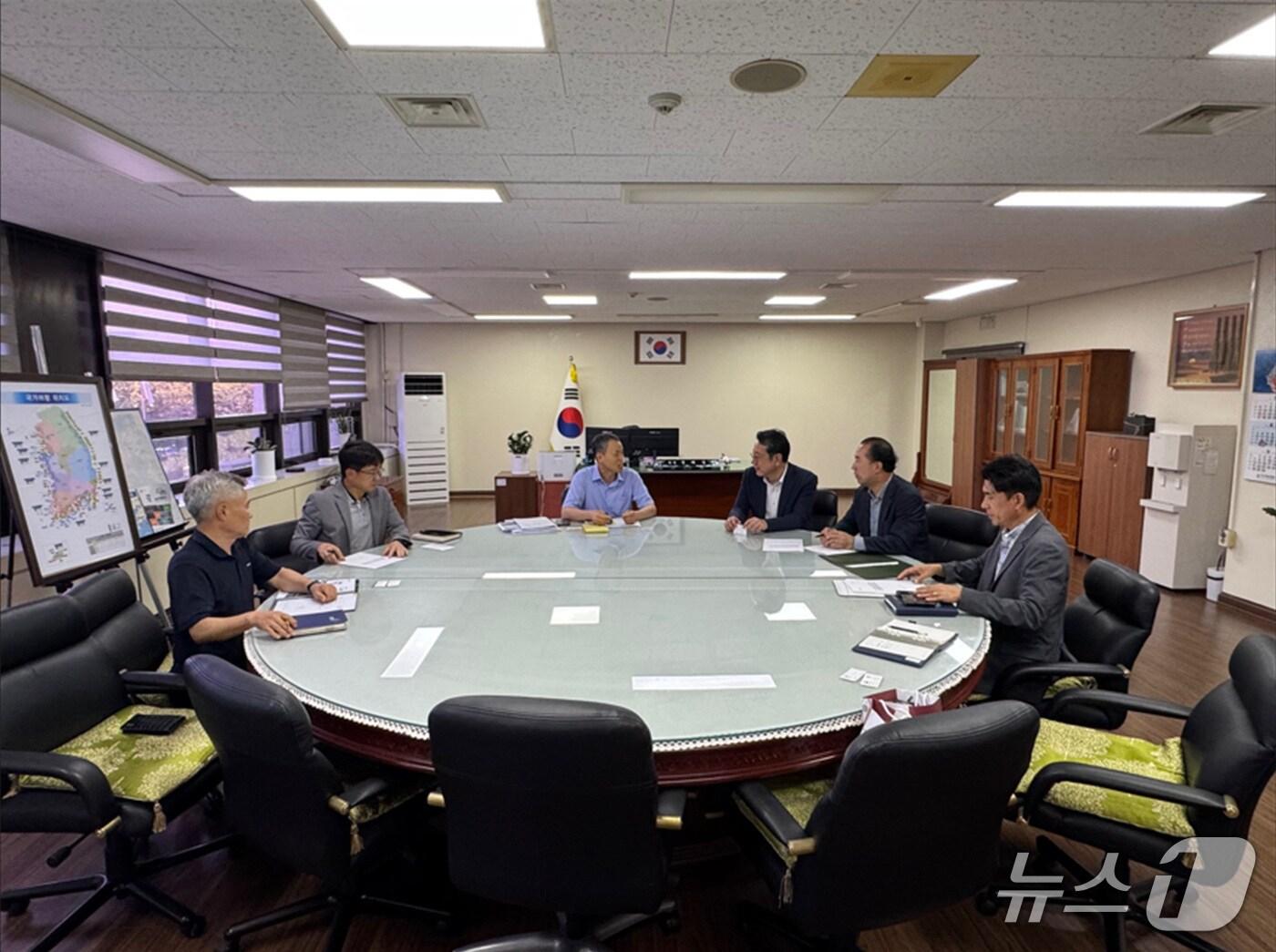 본문 이미지 - 김정완 광양부시장이  여수지방해양수산청장을 만나 광양항 동·서측 배후도로 보수공사 국비 지원을 건의했다.(광양시 제공)