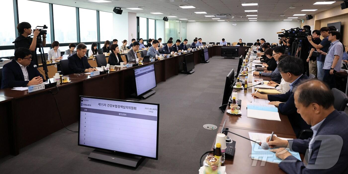 지난달 28일 이형훈 보건복지부 제2차관이 서울 서초구 건강보험심사평가원에서 열린 제15차 건강보험정책심의위원회에 참석해 모두발언을 하고 있다. 2025.8.28/뉴스1 ⓒ News1 김진환 기자