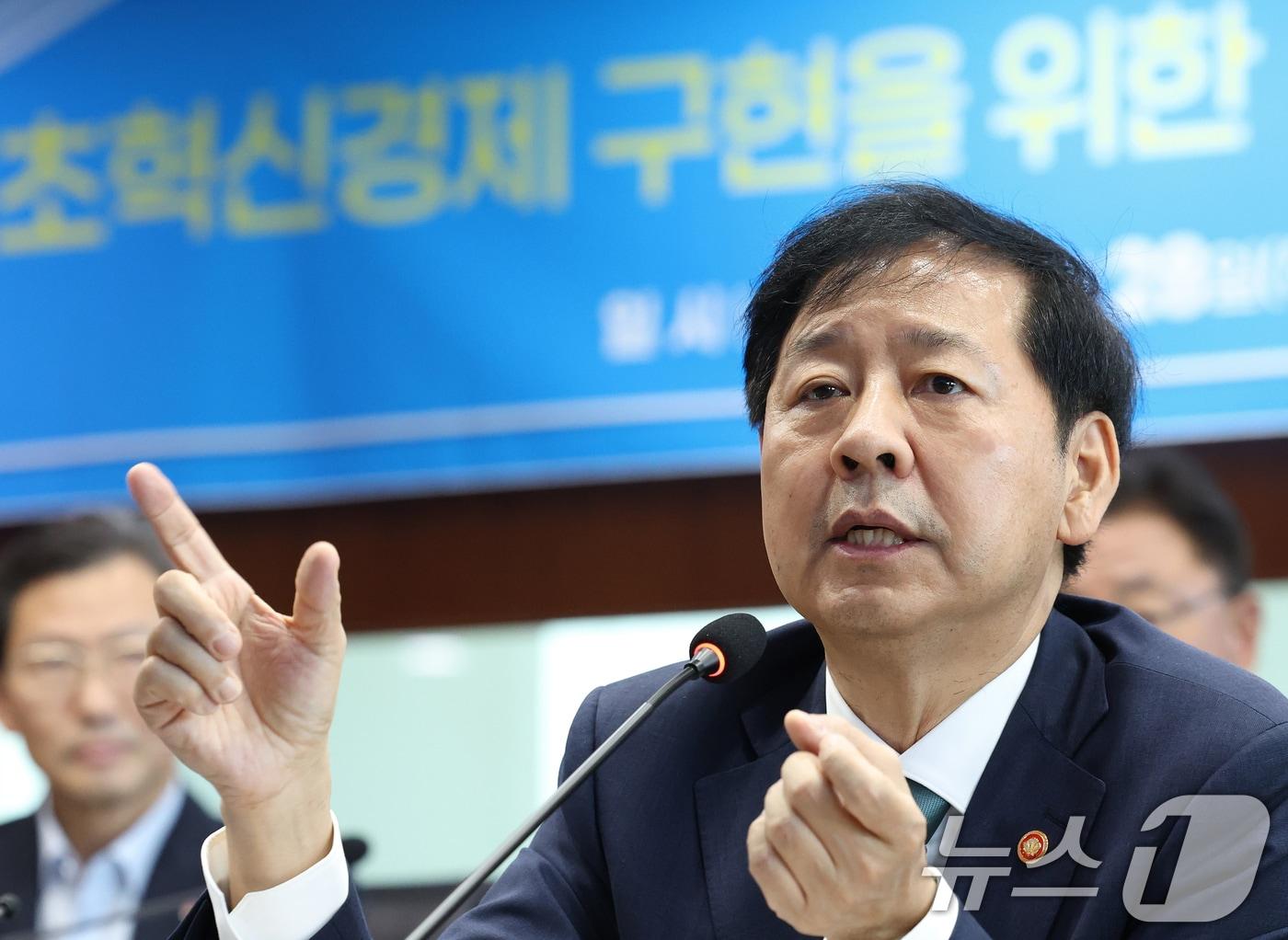 본문 이미지 - 구윤철 경제부총리 겸 기획재정부 장관이 28일 오후 서울 중구 포스트타워에서 열린 초혁신 경제 구현을 위한 공기업 기관장 워크숍에서 모두발언을 하고 있다. 2025.8.28/뉴스1 ⓒ News1 오대일 기자