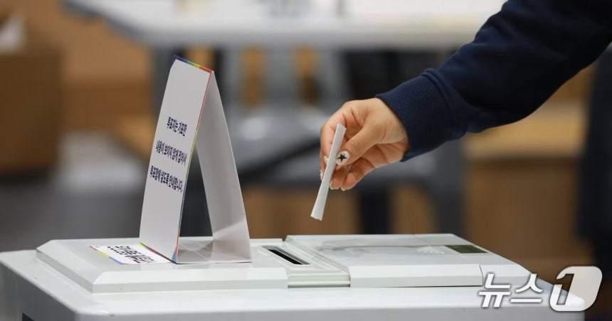 본문 이미지 -  지난 6월 3일 오전 충북 청주시 흥덕구 대성중학교에 마련된 투표소에서 시민들이 소중한 한 표를 행사하고 있다. 2025.6.3/뉴스1 ⓒ News1 김용빈 기자