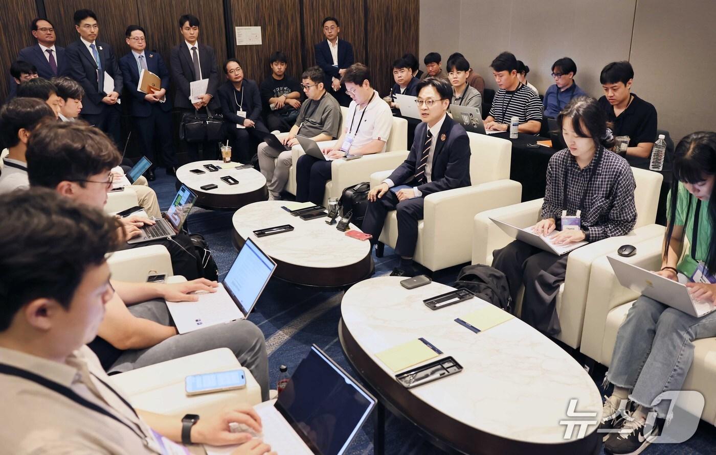 김정관 산업통상자원부 장관이 28일 부산의 한 호텔에서 출입기자단과 간담회를 진행 하고 있다. (사진제공=산업통상자원부)