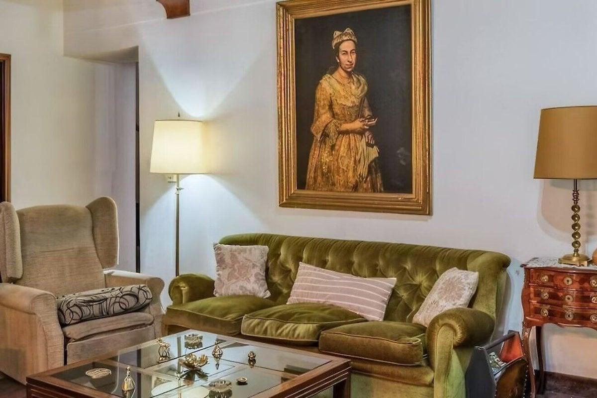 본문 이미지 - 25일(현지시간) 아르헨티나의 해변 휴양지 마르델플라타의 매물 주택 광고 사진에 등장한 17세기 그림 '여인의 초상'. <출처=엑스(X)>