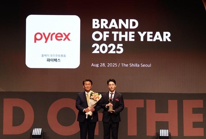 본문 이미지 - 코렐 브랜드 아시아 승우진 CEO(오른쪽)가 '2025 올해의 브랜드 대상'을 수상한 모습 / 사진=코렐 제공