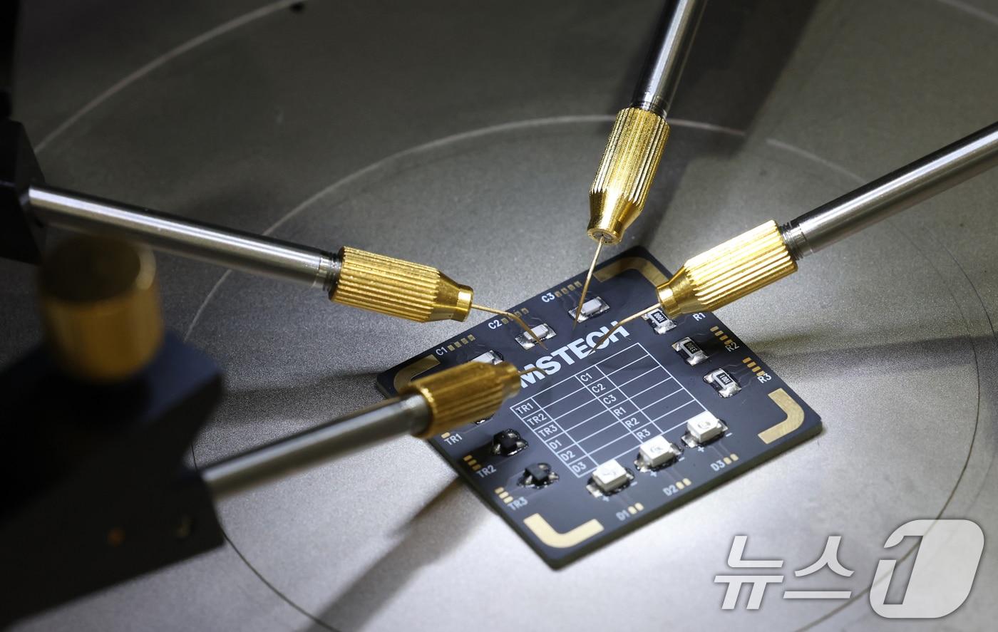 본문 이미지 - 최신 반도체 패키징 응용 장비 및 다양한 반도체 관련 제품들이 전시되어 있다. 2025.8.28 ⓒ 뉴스1 김영운 기자