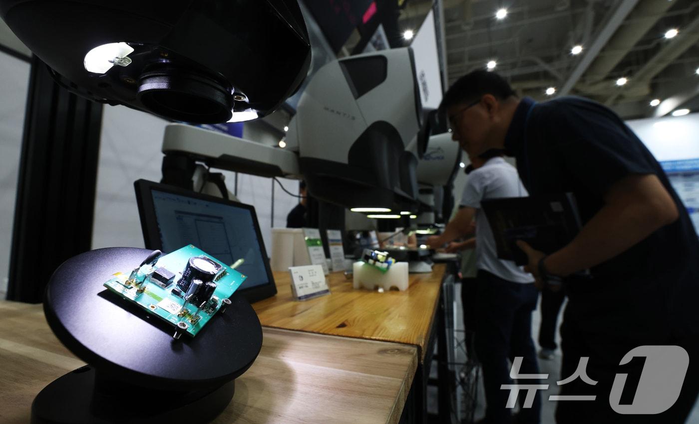 28일 경기 수원시 영통구 수원컨벤션센터에서 열린 &#39;2025 차세대 반도체 패키징&#40;Packaging&#41; 산업전&#40;ASPS 2025&#41;&#39;에 최신 반도체 패키징 응용 장비 및 다양한 반도체 관련 제품들이 전시되어 있다. 2025.8.28/뉴스1 ⓒ News1 김영운 기자