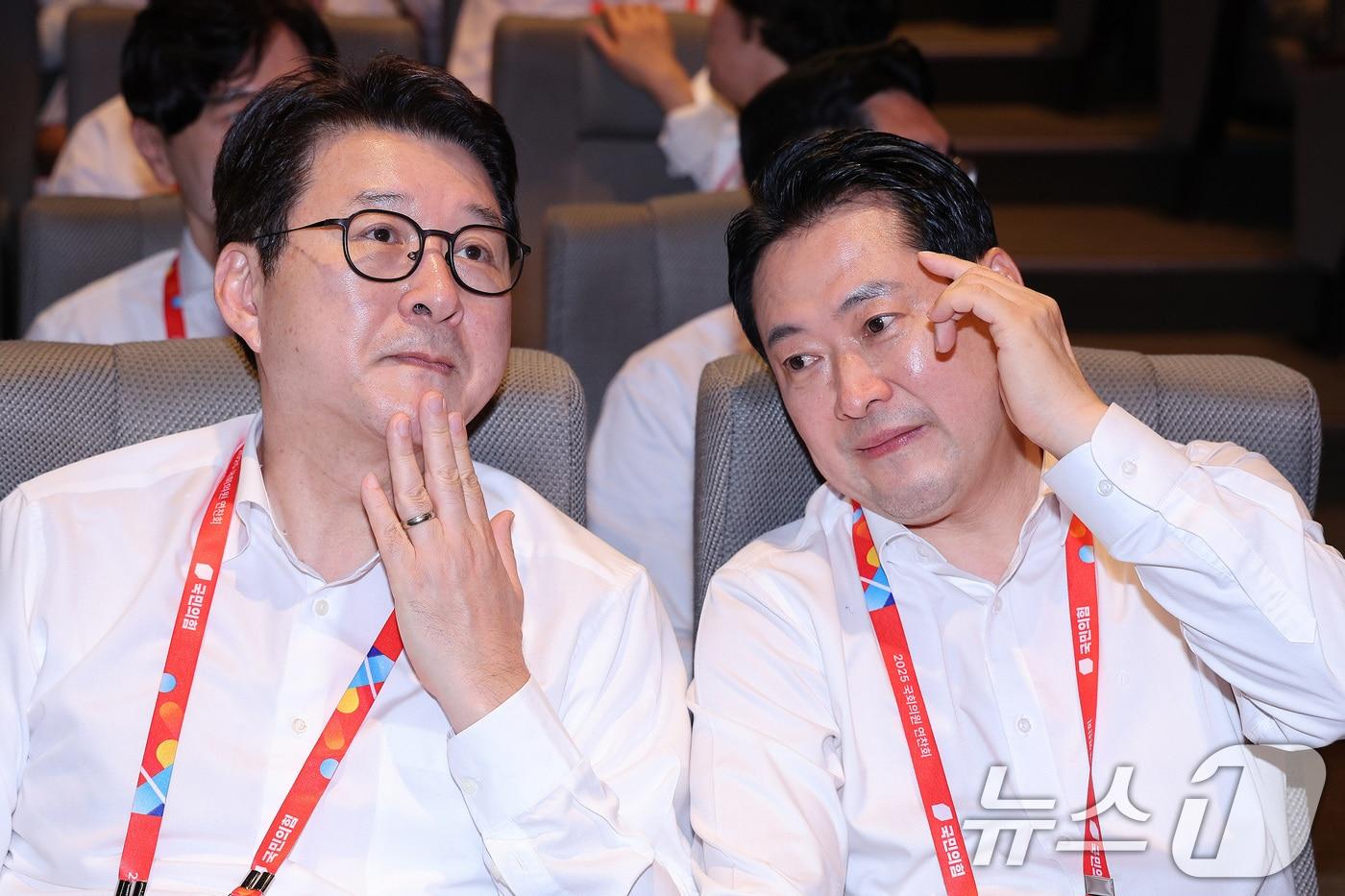 지난 8월 28일 장동혁 국민의힘 대표&#40;오른쪽&#41;와 신동욱 최고위원이인천 인천국제공항공사 인재개발원에서 열린 국민의힘 연찬회에서 대화하고 있는 모습. 2025.8.28/뉴스1 ⓒ News1 신웅수 기자