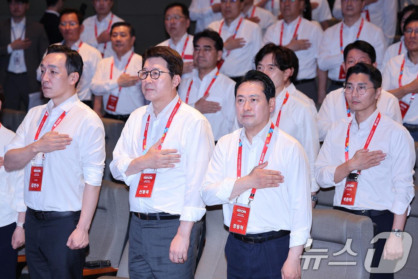 장동혁 대표를 비롯한 국민의힘 의원들이 28일 오후 인천 인천국제공항공사 인재개발원에서 열린 국민의힘 연찬회에서 국민의례를 하고 있다. 2025.8.28/뉴스1 ⓒ News1 신웅수 기자