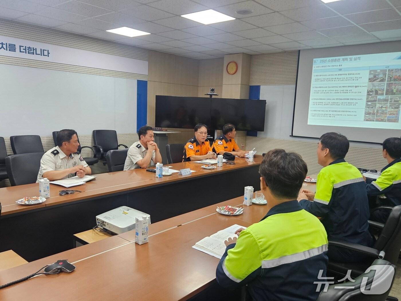 본문 이미지 - 광양소방서가 중점관리대상인 포스코퓨처엠을 방문해 현장방문지도 및 화재예방컨설팅을 실시했다(광양소방서 제공) 