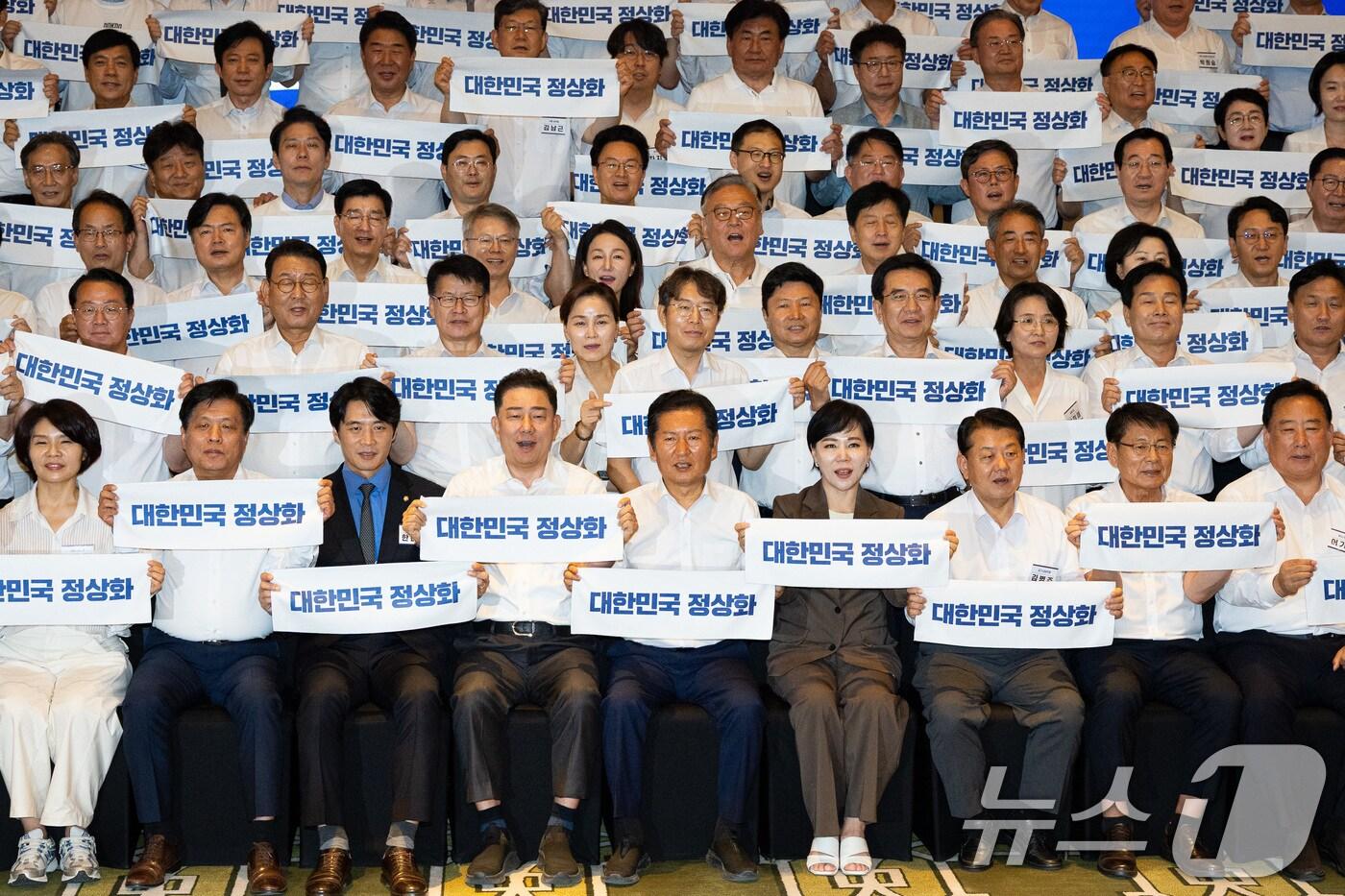 정청래 더불어민주당 대표, 김병기 원내대표를 비롯한 의원들이 28일 인천 중구 파라다이스시티 컨벤션센터에서 열린 2025 정기국회 더불어민주당 국회의원 워크숍에서 기념 촬영을 하고 있다. 2025.8.28/뉴스1 ⓒ News1 유승관 기자