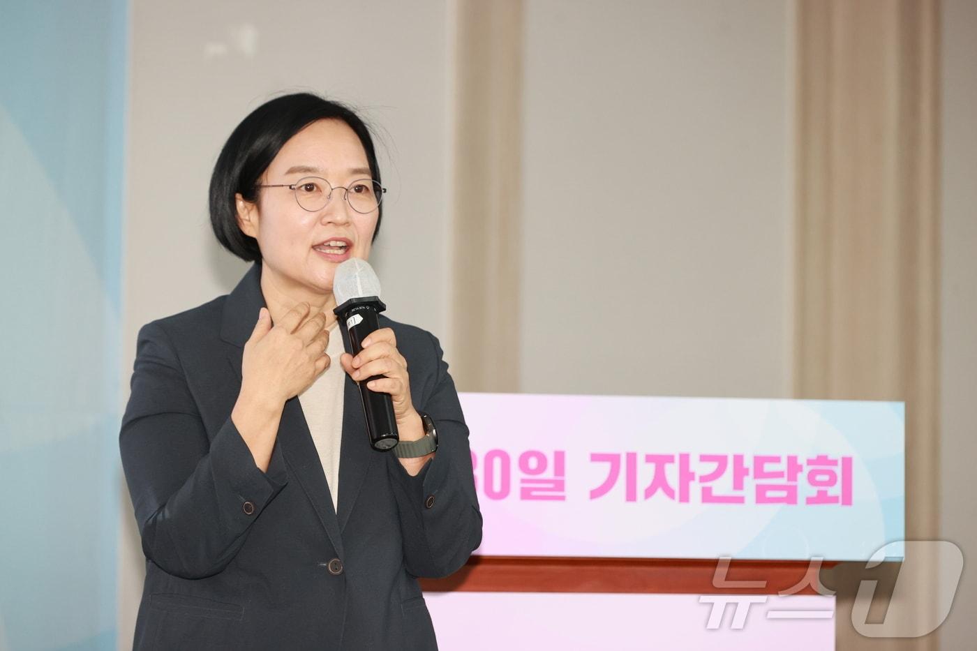 한성숙 중소벤처기업부 장관이 28일 서울 영등포구 중소기업중앙회에서 취임 30일 기자간담회를 하고 있다. &#40;중기부 제공&#41;