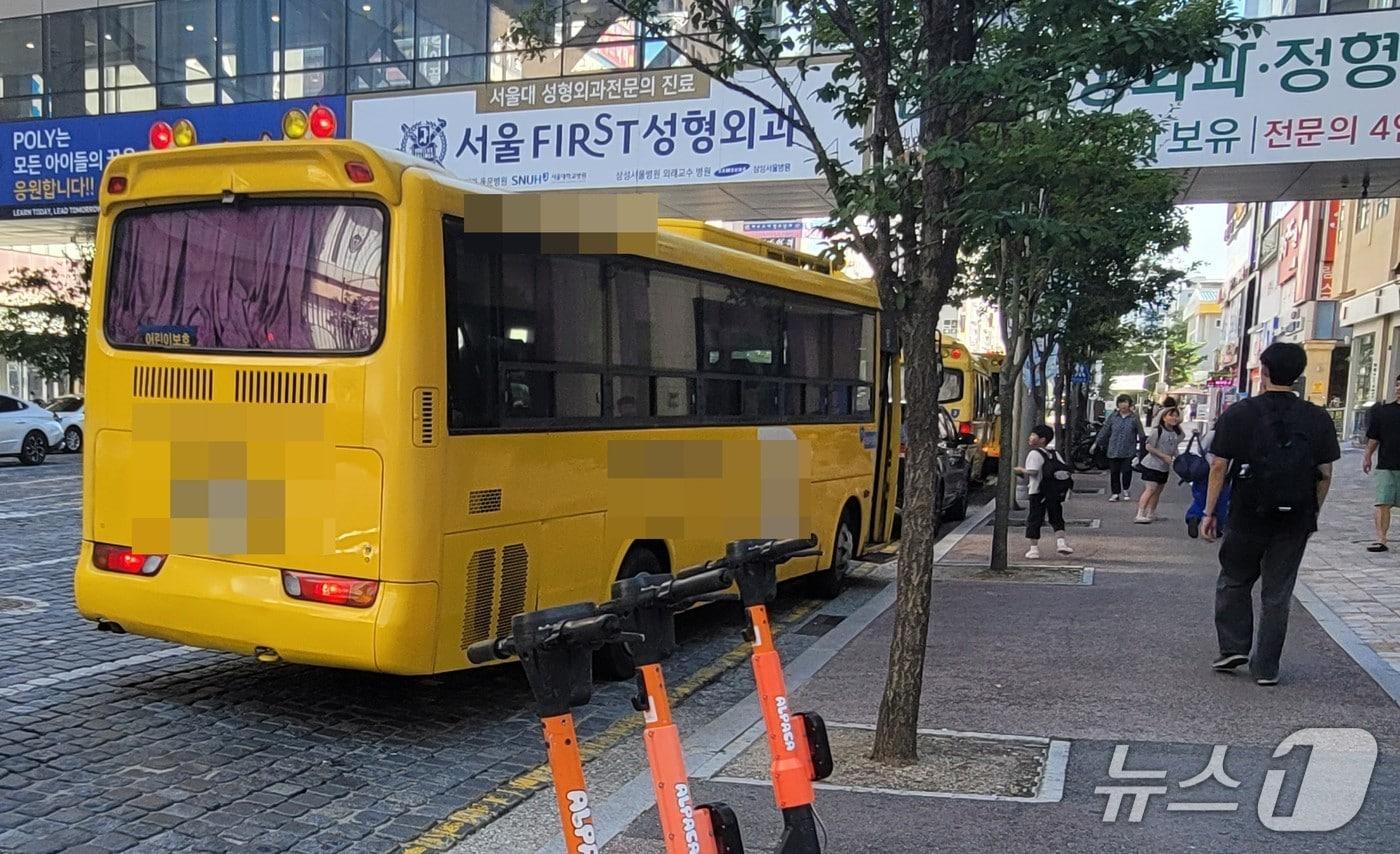 27일 오후 4시쯤 충북 청주시 흥덕구 솔밭초등학교 인근 왕복 4차로 도로에서 학원 등원 차량 등이 1개 차선을 차지하고 있다.2025.8.27./뉴스1 ⓒ News1 임양규 기자
