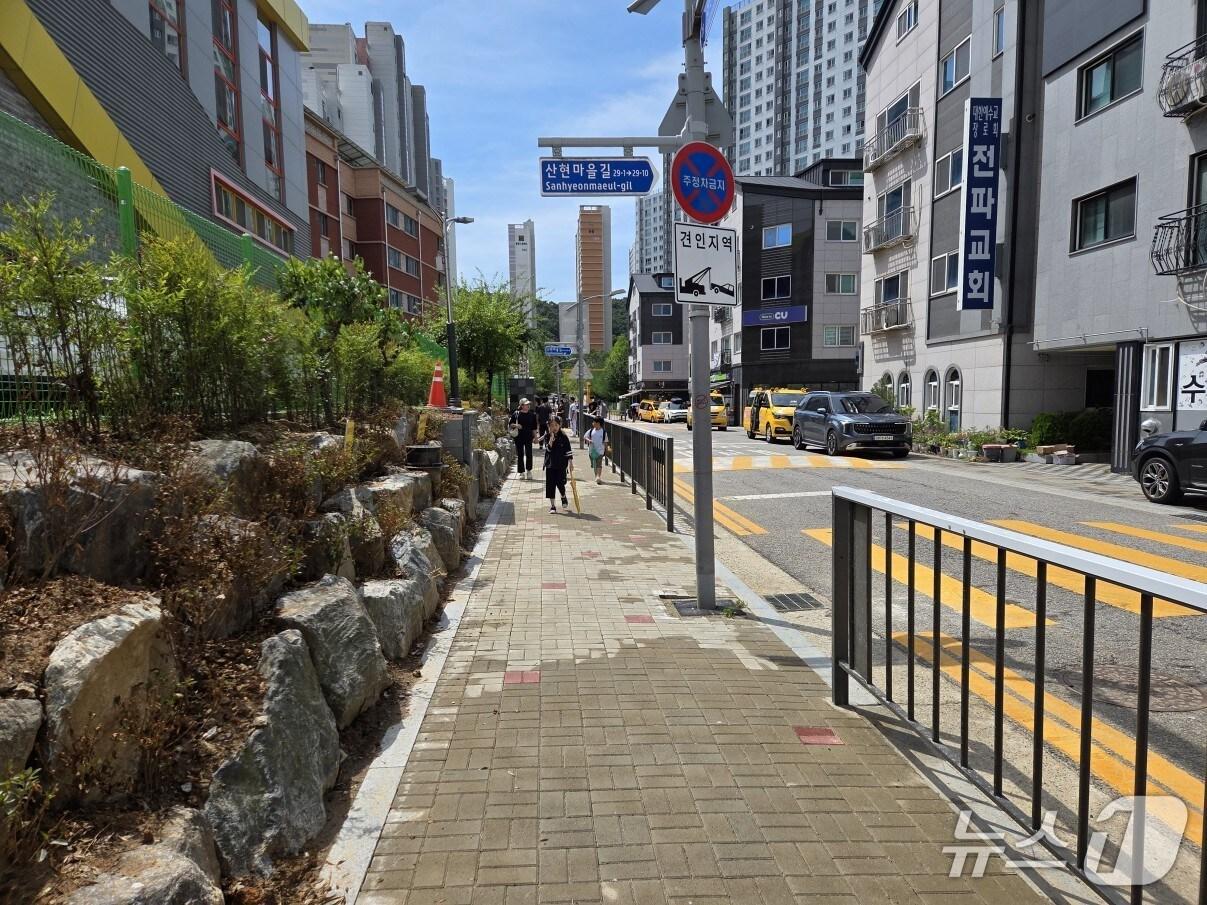 본문 이미지 - 산현초교 일대 보도 확장.&#40;시흥시 제공&#41;