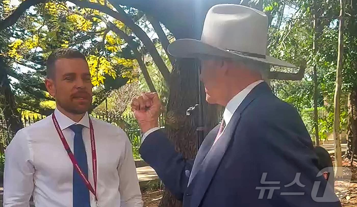 28일&#40;현지시간&#41; 호주의 밥 캐터 의원&#40;80&#41;이 브리즈번의 퀸즐랜드 주의회 건물 밖에서 기자회견을 갖던 중 채널 나인 방송의 조쉬 바바스 기자에게 주먹을 흔들며 위협하고 있다. 당시 장면을 담은 영상 갈무리. 2025.08.28 ⓒ 로이터=뉴스1 ⓒ News1 김지완 기자