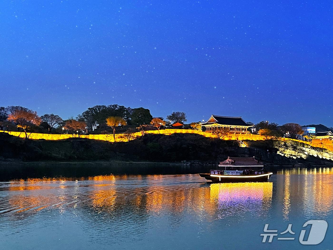 본문 이미지 - 진주성 촉석루와 남강 유람선&#40;진주시 제공. 재판매 및 DB금지&#41;.