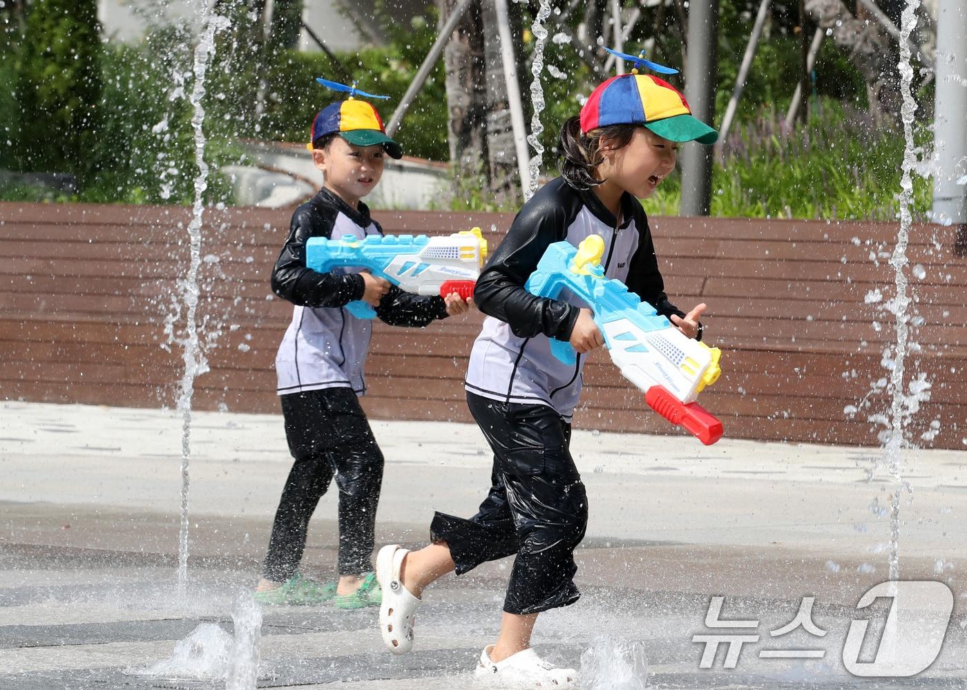 어린이들이 물놀이를 하며 더위를 식히고 있다. /뉴스1 ⓒ News1 공정식 기자