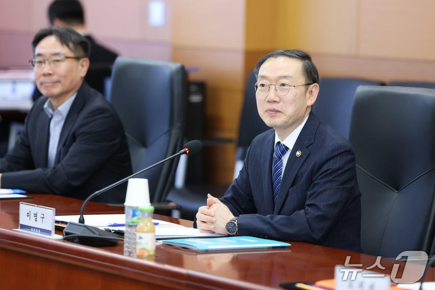 이명구 관세청장이 전자상거래 수출업체와의 간담회에서 업체 의견을 청취하고 있다. (관세청 제공.재판매 및 DB금지)/뉴스1