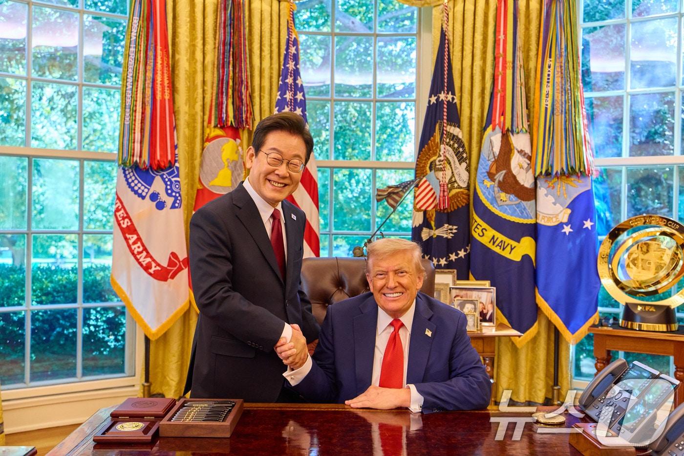 이재명 대통령이 지난달 25일&#40;현지시간&#41; 미국 워싱턴 D.C. 백악관에서 열린 한미 정상회담을 마친 후 도널드 트럼프 미국 대통령과 악수하고 있다. &#40;이재명 대통령 SNS. 재판매 및 DB 금지&#41; 2025.8.28/뉴스1 ⓒ News1 이재명 기자