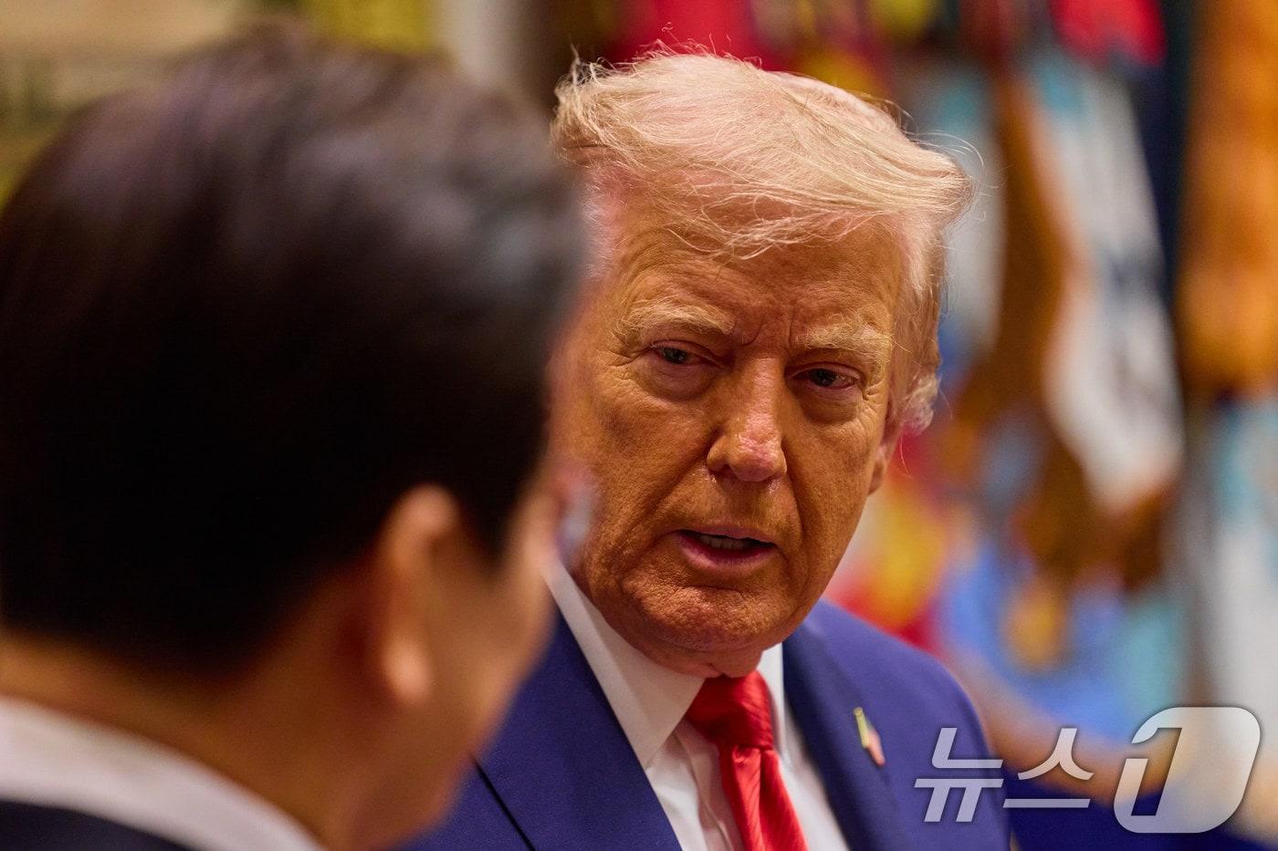 이재명 대통령이 지난달 25일&#40;현지 시간&#41; 미국 백악관에서 열린 한미 정상회담에서 도널드 트럼프 대통령의 발언을 듣고 있다. &#40;자료사진&#41; /뉴스1