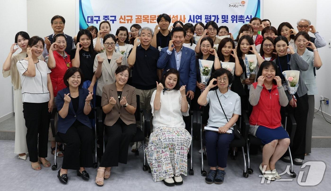 늘어나는 외국인 관광 수요에 대응하기 위해 대구 도심에 골목문화해설사 17명이 신규로 배치된다. 신규 골목문화해설사 위촉식 모습. &#40;대구 중구 제공. 재판매 및 DB 금지&#41;/뉴스1