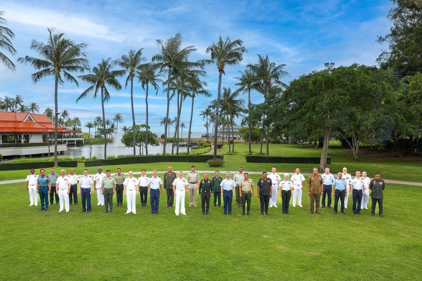 강동길 합참 군사지원본부장&#40;뒷줄 우측에서 다섯번째&#41;을 비롯한 인도태평양 군 고위급 회의 참석자들이 기념사진을 촬영하고 있다.&#40;합참 제공&#41;