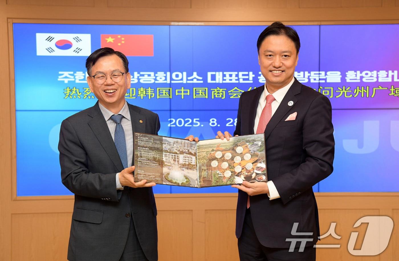 고광완 광주시 행정부시장이 28일 오전 시청 비즈니스룸에서 가오천 주한중국상공회의소 회장 일행의 예방을 받고 환담을 나눈 후 기념촬영을 하고 있다.&#40;광주시 제공. 재판매 및 DB 금지&#41; 