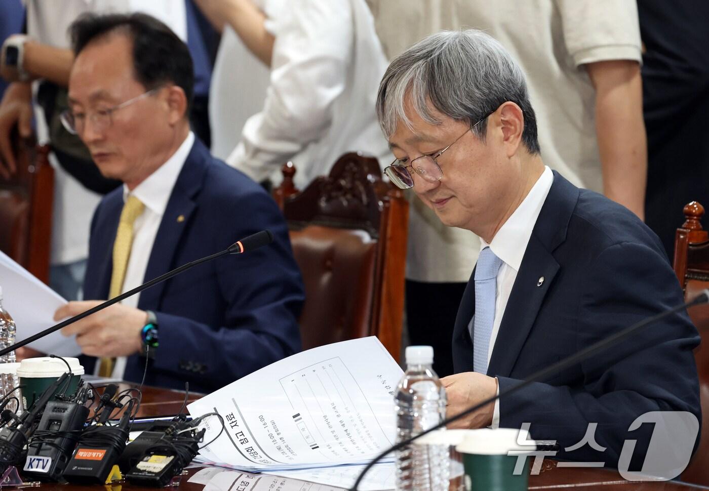 이찬진 금융감독원장이 28일 오후 서울 중구 은행연합회에서 열린 은행장들과의 간담회에서 자료를 살펴보고 있다. 2025.8.28/뉴스1 ⓒ News1 김명섭 기자