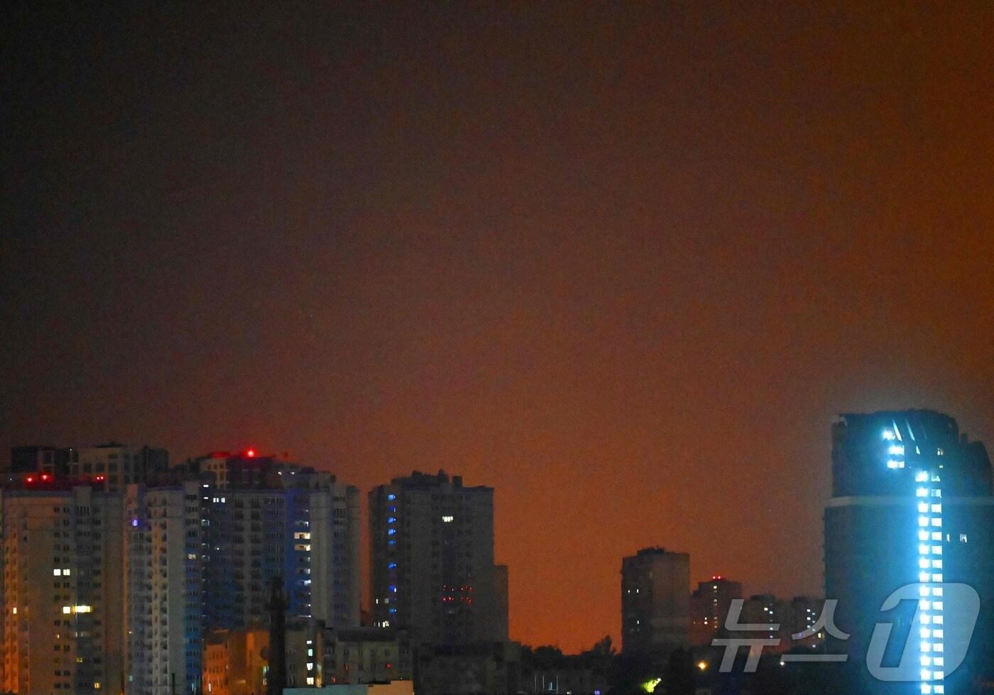 28일(현지시간) 러시아의 대규모 드론 및 미사일 공격을 받은 우크라이나 키이우의 하늘. 2025.08.28 ⓒ AFP=뉴스1 ⓒ News1 김지완 기자