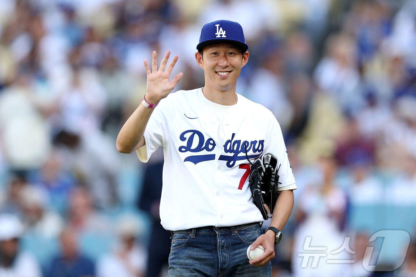 LA다저스에서 시구한 손흥민ⓒ AFP=뉴스1