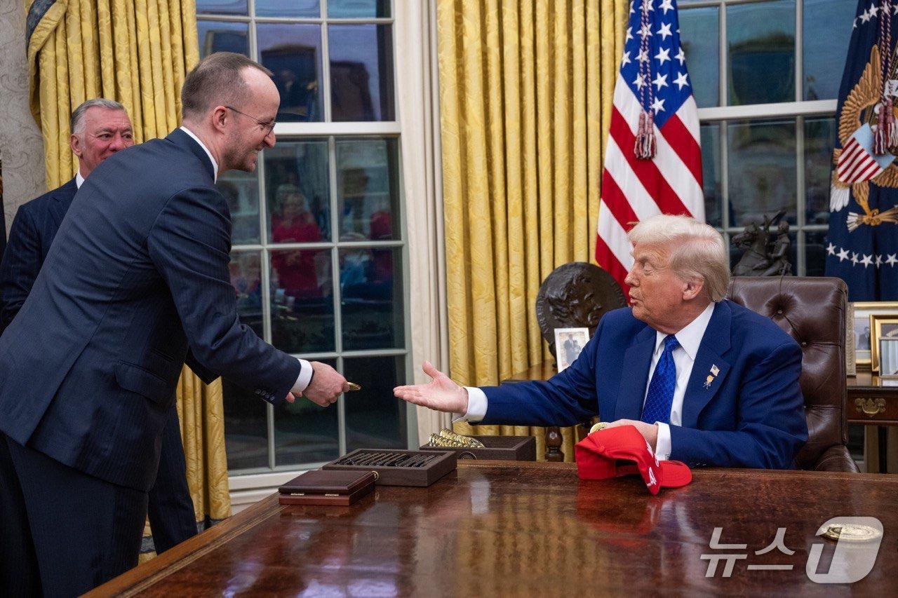 본문 이미지 - 크리스 마자렉 크립토닷컴 최고경영자(CEO)가 도널드 트럼프 미국 대통령을 만나는 모습. 출처=크리스 마자렉(Kris Marszalek) X