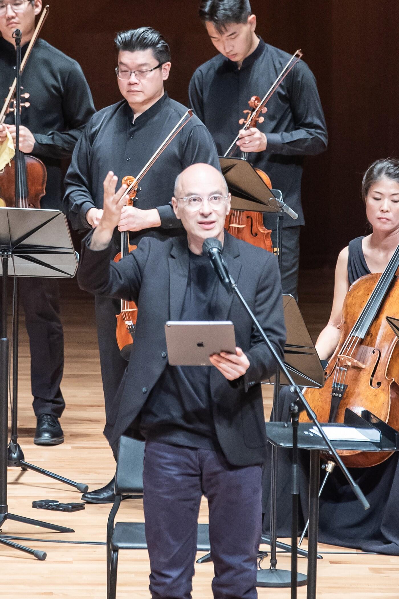 본문 이미지 - '키메라의 시대' 공연에서 낭독자로 무대에 선 프랑스 소설가 베르나르 베르베르(세종솔로이스츠 제공)