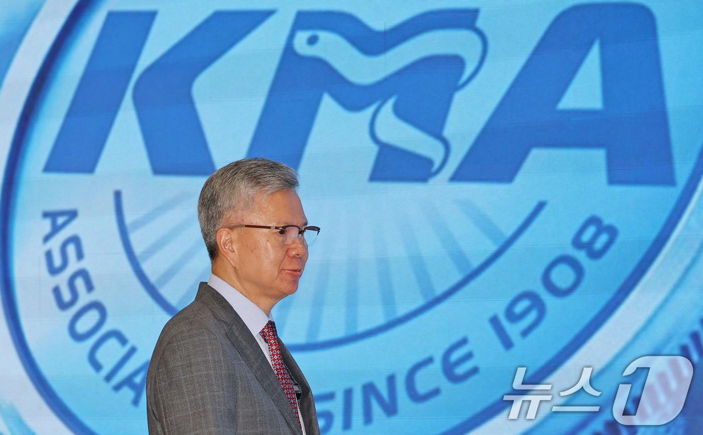 김택우 대한의사협회 회장이 28일 오후 서울 용산구 의협회관에서 정례브리핑을 하기 위해 단상으로 이동하고 있다. 2025.8.28/뉴스1 ⓒ News1 장수영 기자