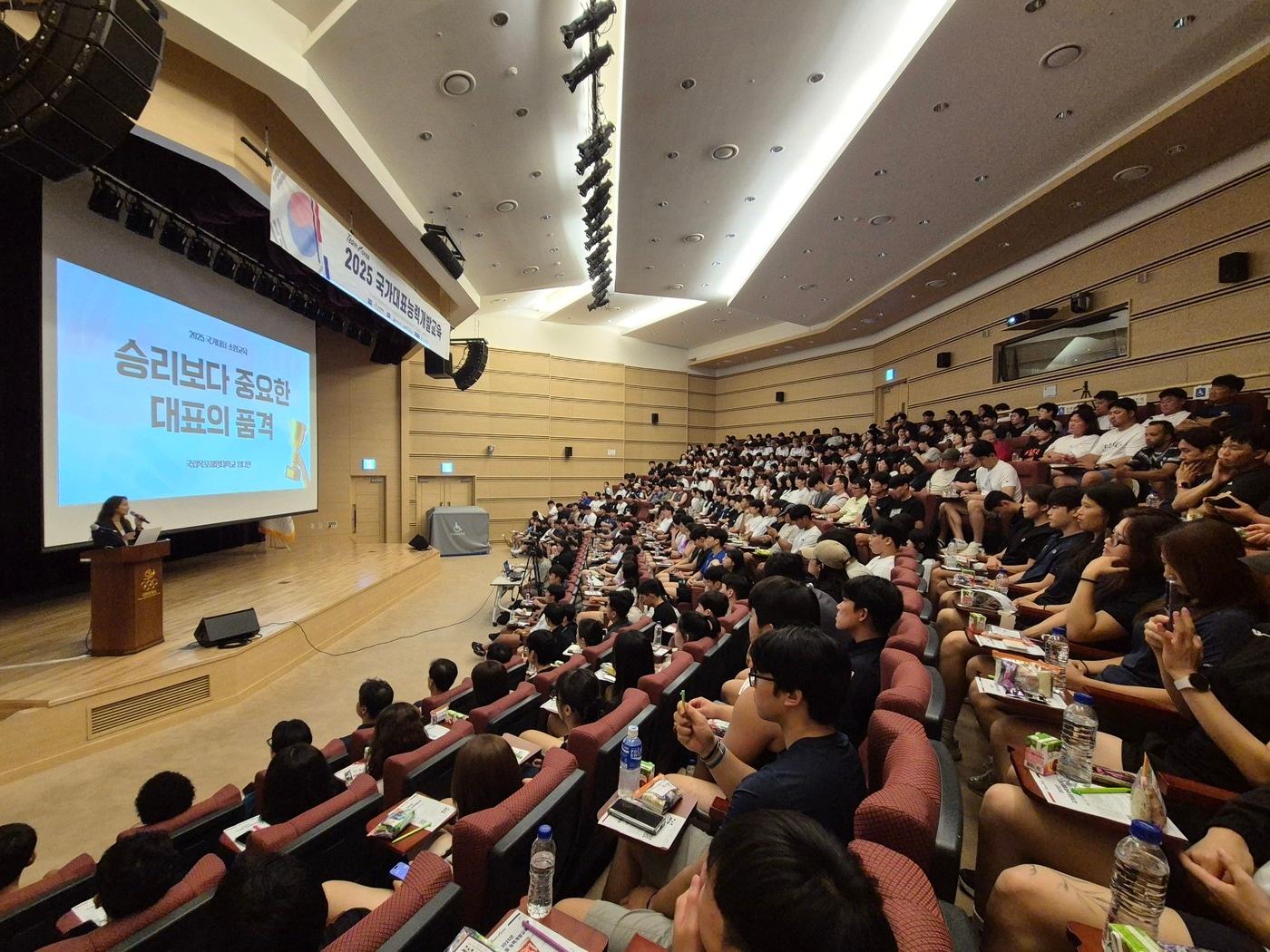 본문 이미지 - 대한체육회가 충북 진천 국가대표선수촌에서 국가대표를 대상으로 윤리교육을 진행했다. &#40;대한체육회 제공&#41;