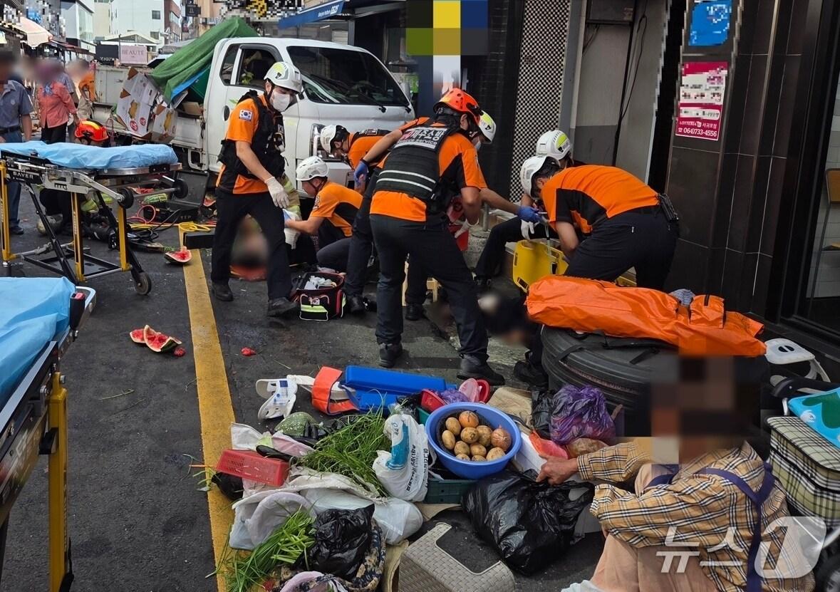 본문 이미지 - 28일 오후 서귀포시 매일올레시장에서 1톤 트럭이 노점상으로 돌진하는 사고가 발생했다.(제주도소방안전본부 제공. 재판매 및 DB 금지)