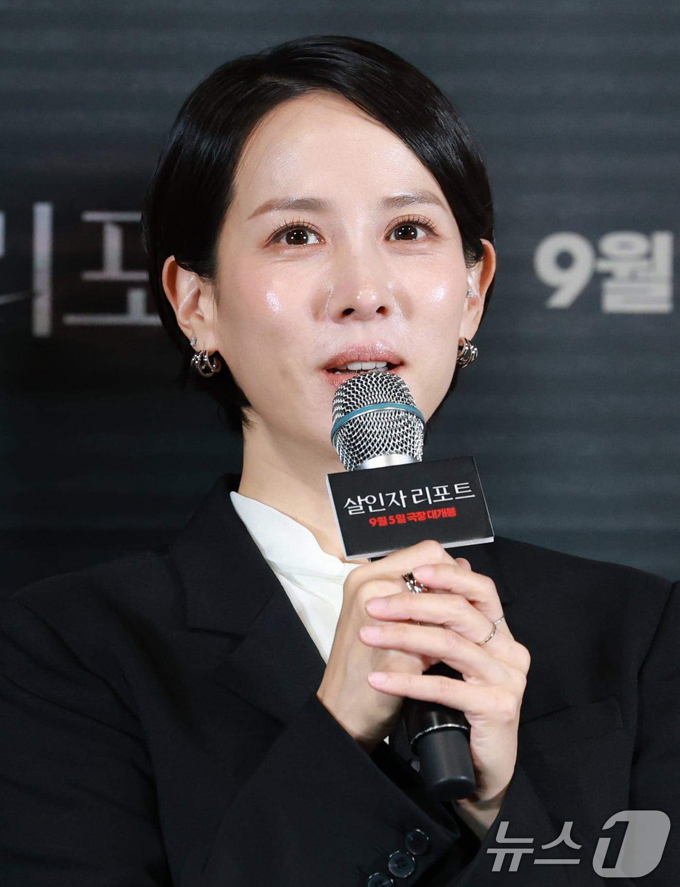 본문 이미지 - 배우 조여정이 28일 서울 용산구 CGV용산아이파크몰에서 열린 영화 '살인자 리포트‘(감독 조영준) 언론시사회 및 기자간담회에 참석해 인사말을 하고 있다. '살인자 리포트'는 특종에 목마른 베테랑 기자 선주(조여정 분)에게 정신과 의사 영훈(정성일 분)이 연쇄살인을 고백하는 인터뷰를 요청하면서 벌어지는 이야기를 담은 작품이다. 2025.8.28/뉴스1 ⓒ News1 권현진 기자